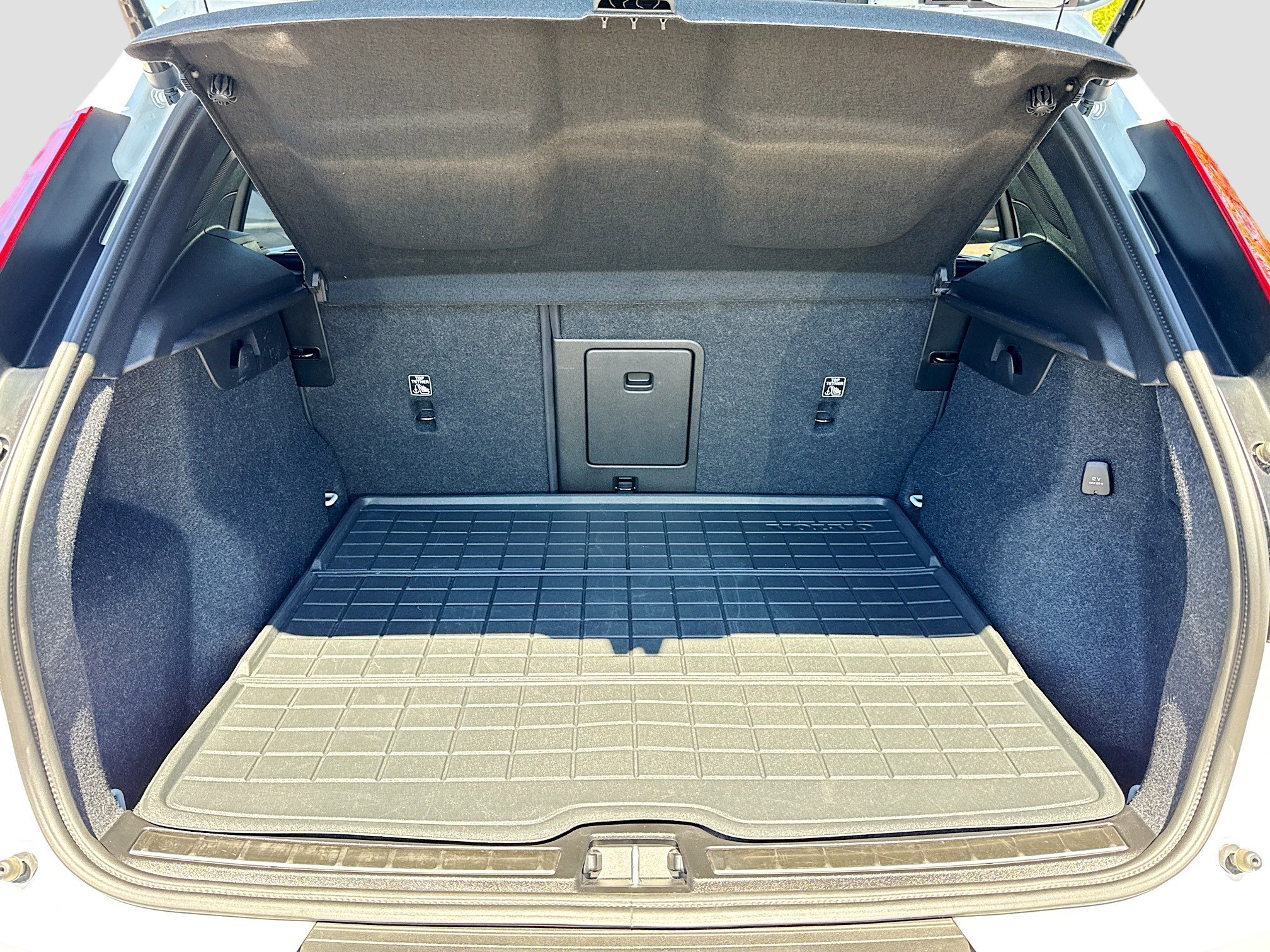 Used 2025 Volvo XC40 B5 Ultra image 12