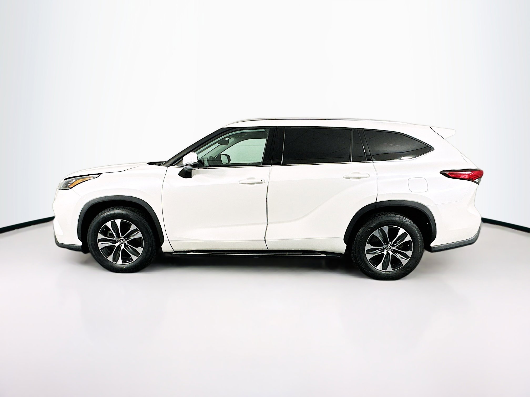 Used 2020 Toyota Highlander XLE image 4