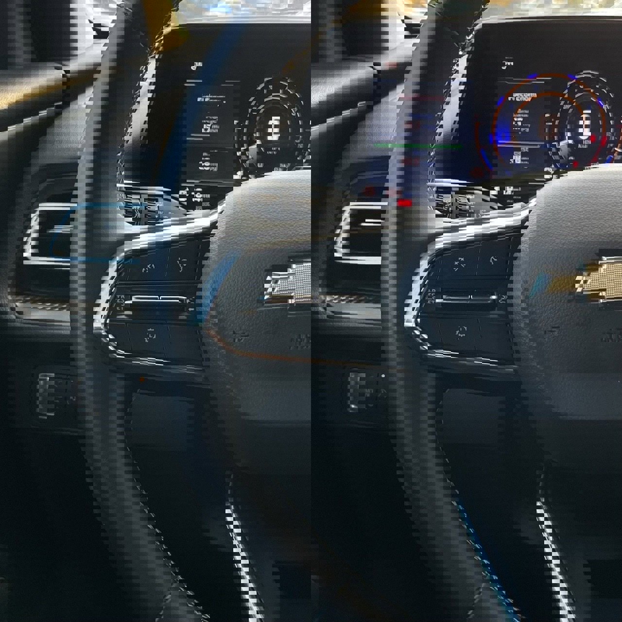 Used 2025 Chevrolet Traverse LT image 12