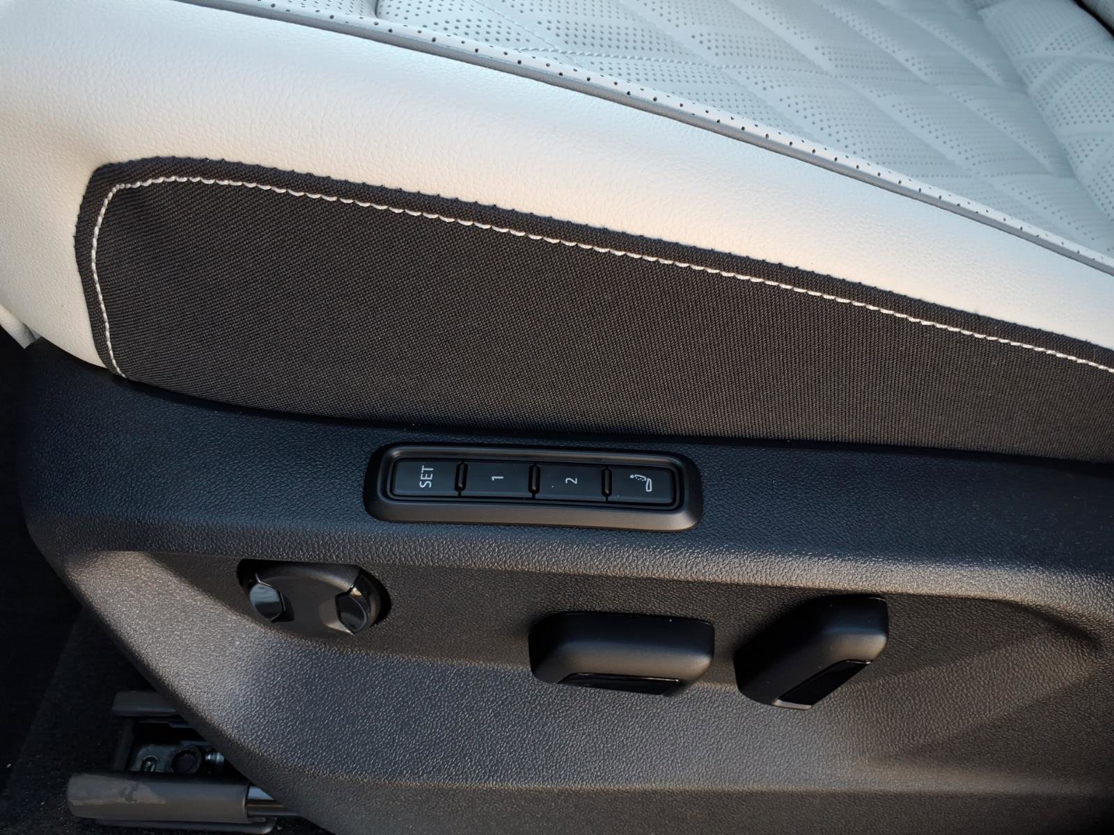 New 2026 Volkswagen Atlas Cross Sport SEL Premium R-Line image 15