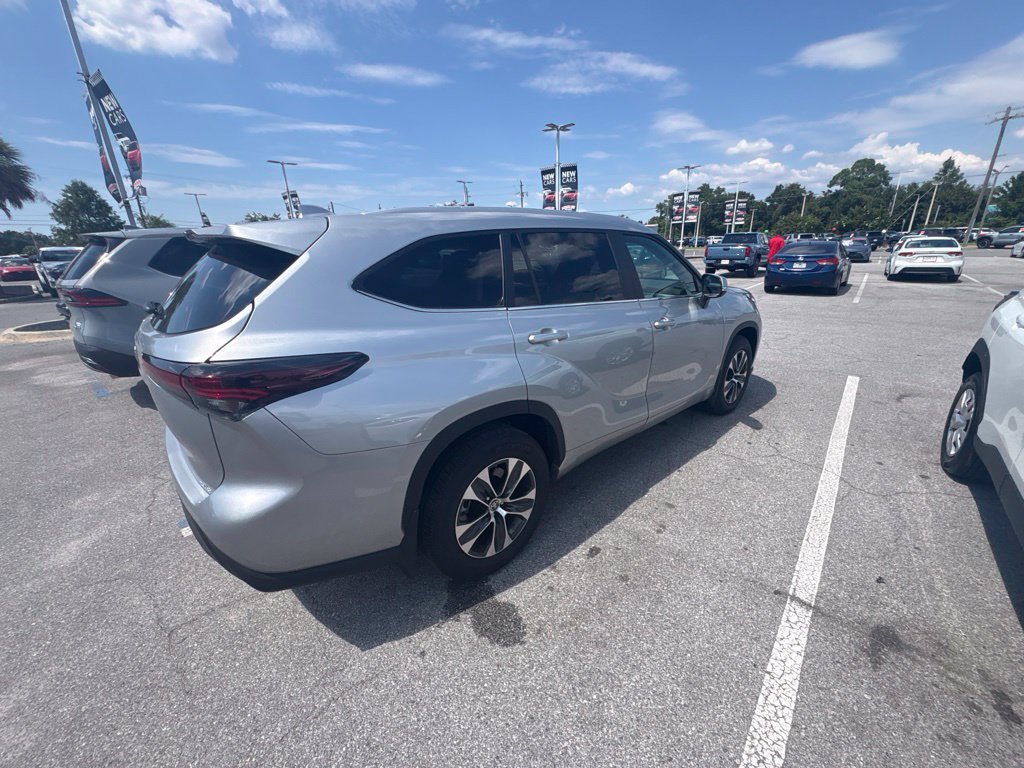 Used 2024 Toyota Highlander XLE FWD image 18
