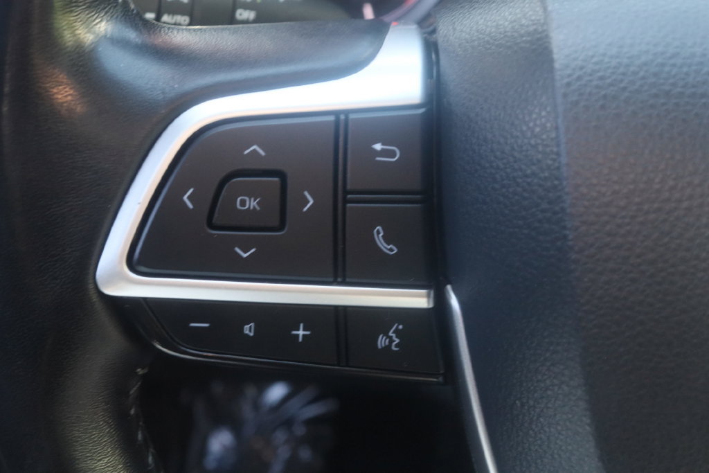 Used 2023 Toyota Highlander XLE AWD/4WD image 9