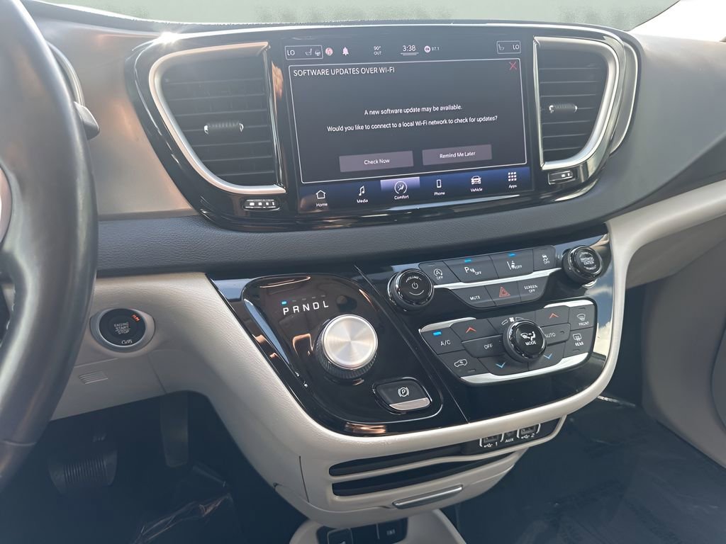 Used 2021 Chrysler Pacifica Touring-L image 16