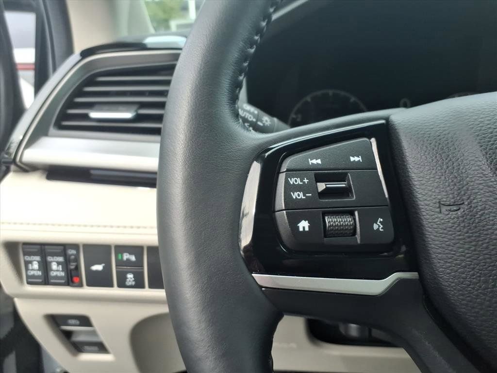 Used 2025 Honda Odyssey Touring image 9