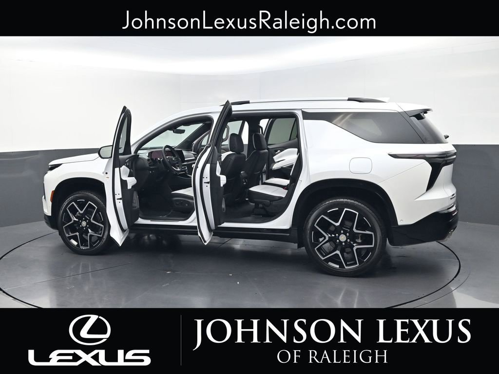 Used 2025 Chevrolet Traverse High Country FWD image 36