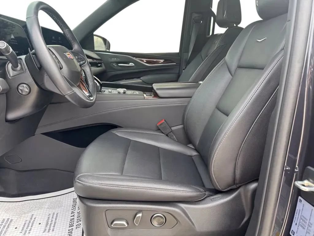 Used 2024 Cadillac Escalade Luxury AWD/4WD image 10