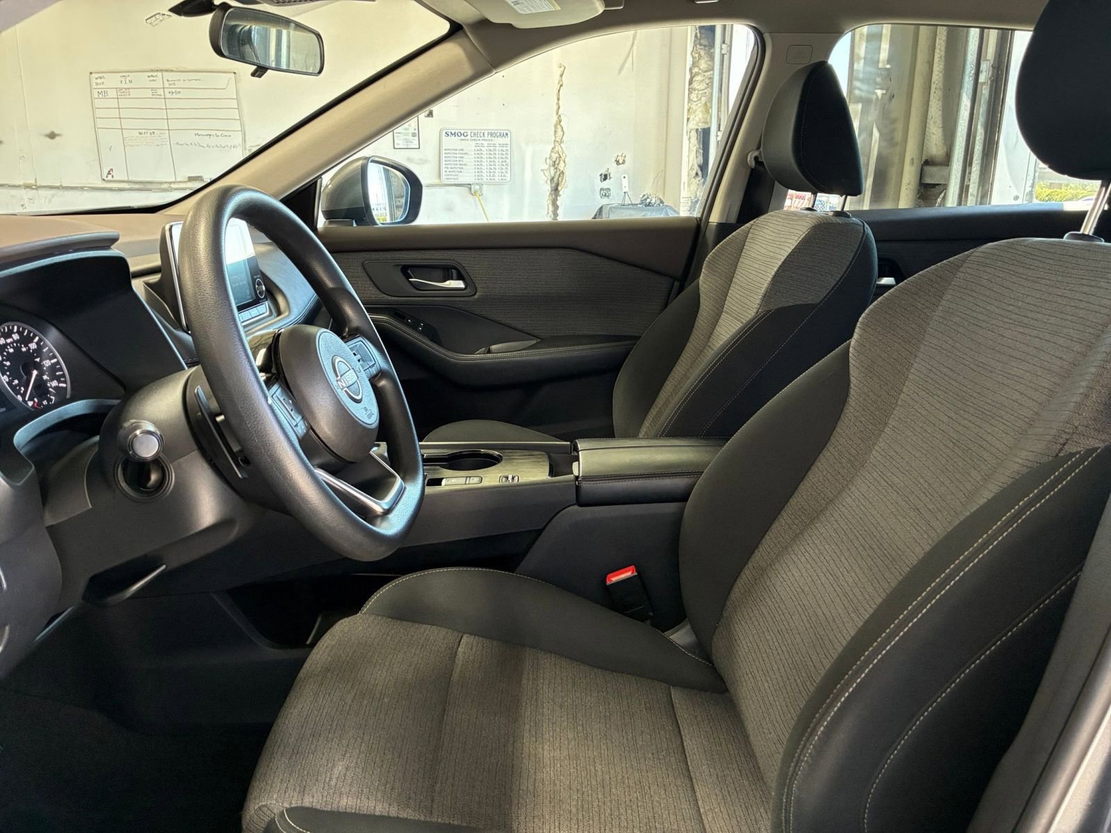 Used 2023 Nissan Rogue SV image 28