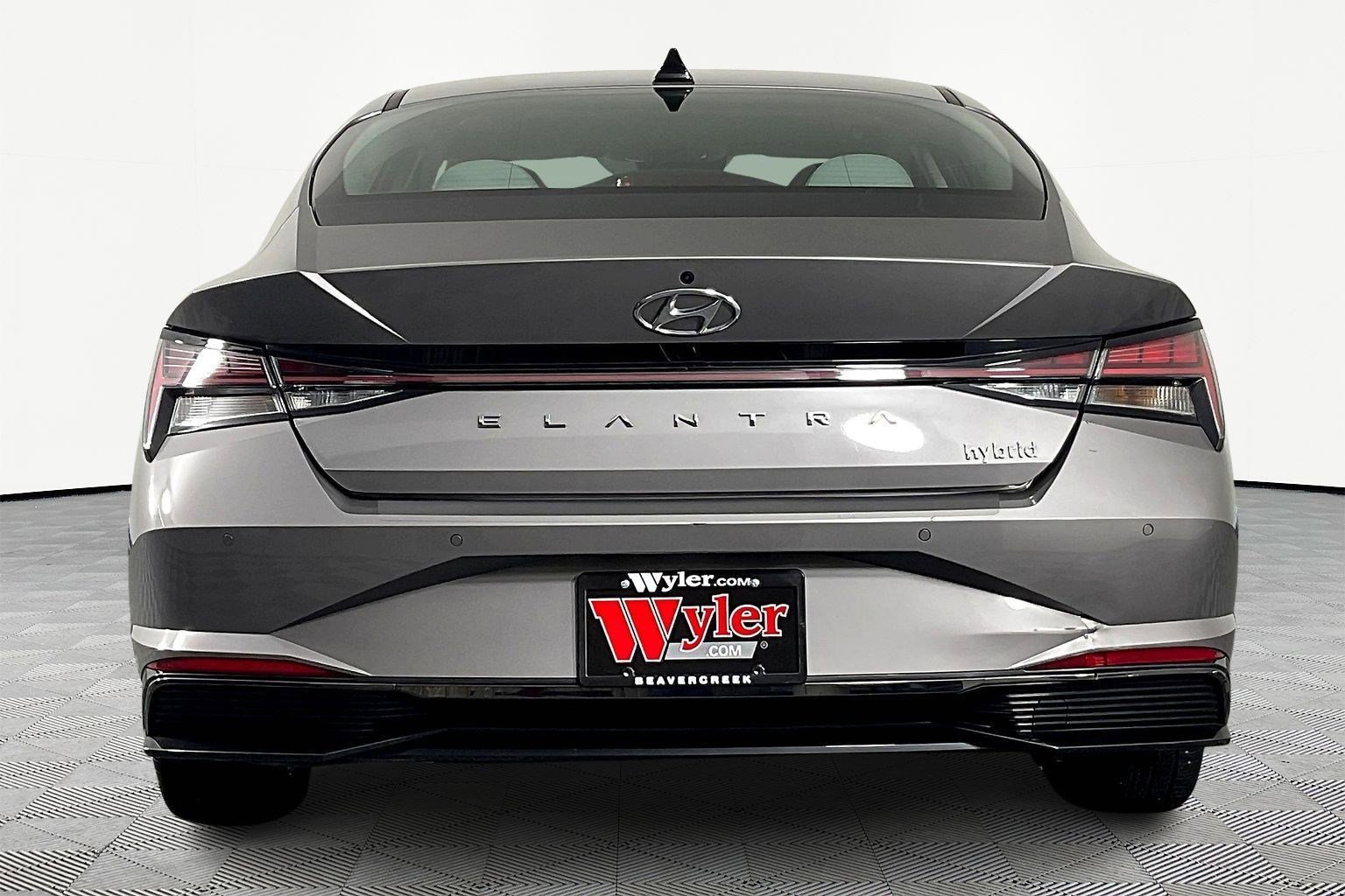 Certified 2022 Hyundai Elantra Limited w/ Preferred Accessory Package image 5
