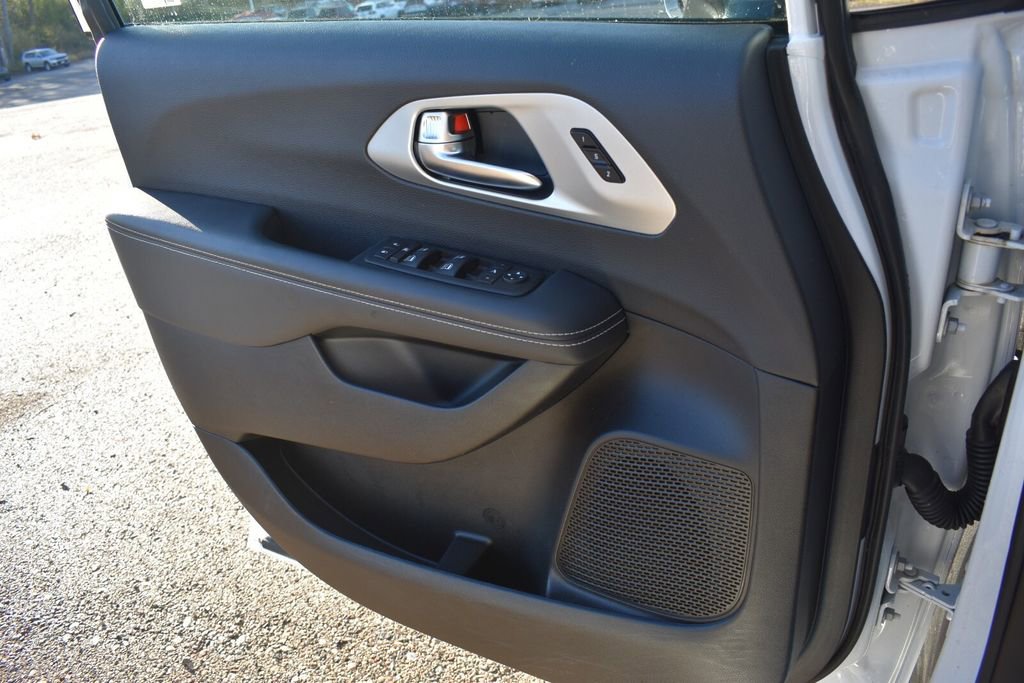 Used 2025 Chrysler Pacifica Limited FWD image 41