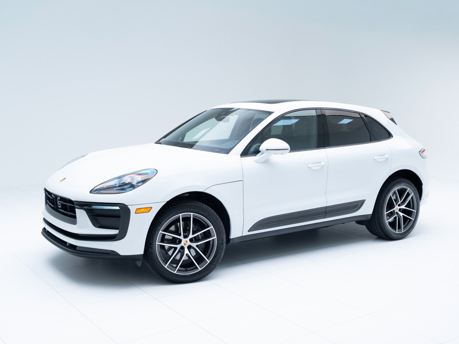 Certified 2025 Porsche Macan image 1