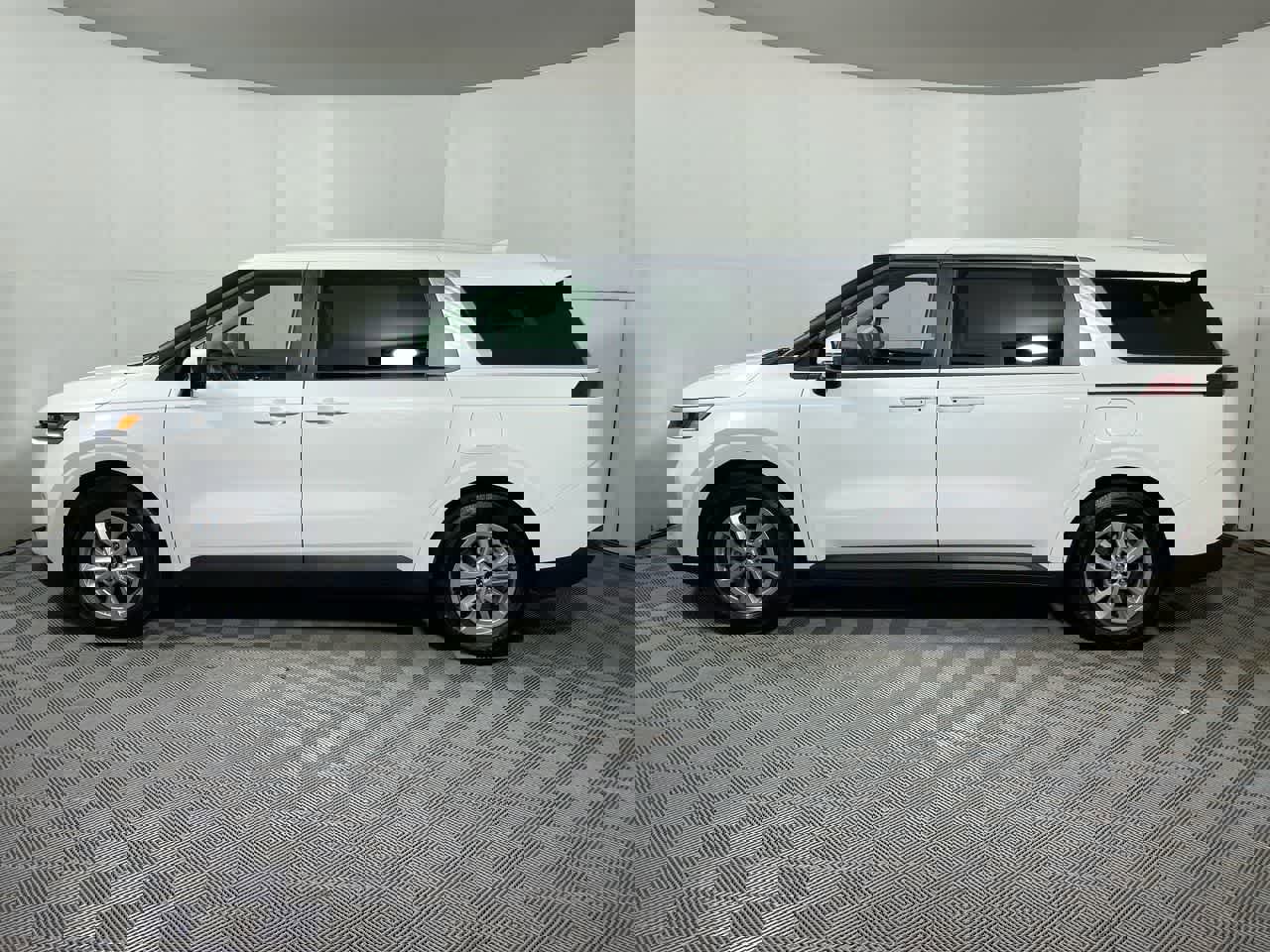 Used 2024 Kia Carnival LX image 5