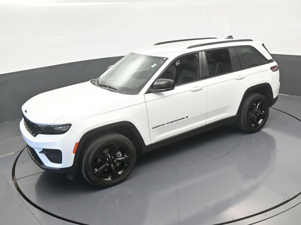 Used 2024 Jeep Grand Cherokee Altitude image 47