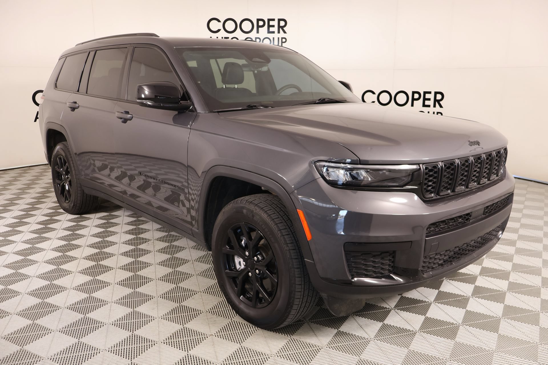 Used 2025 Jeep Grand Cherokee L Altitude AWD/4WD image 1