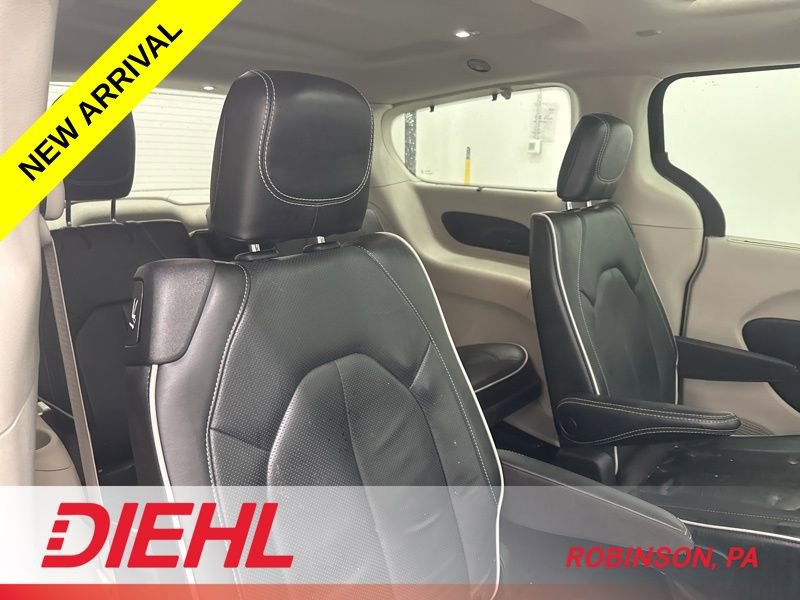 Used 2023 Chrysler Pacifica Limited w/ Uconnect Theater Family Group image 12