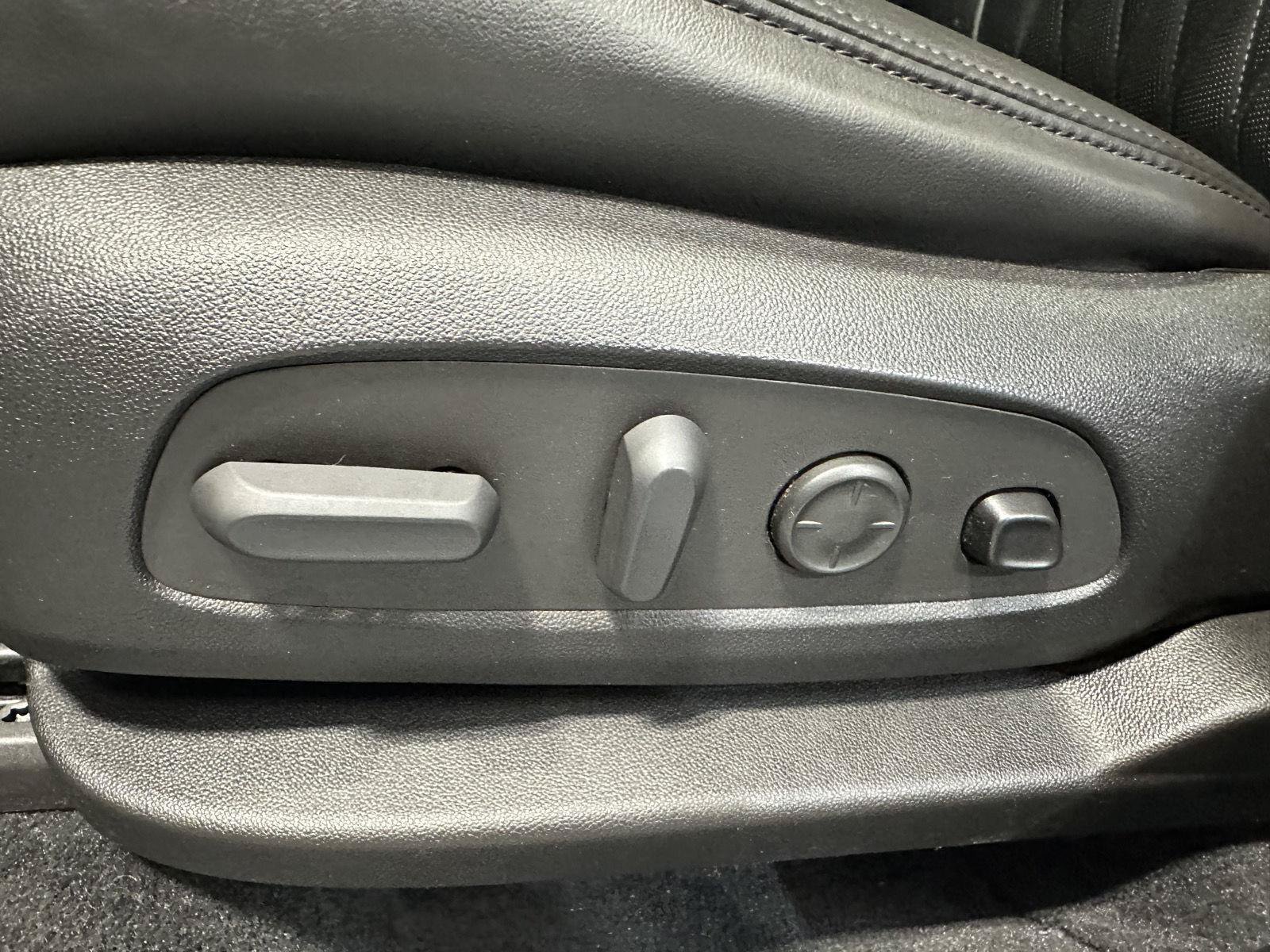 Used 2022 Buick Enclave Avenir w/ Avenir Technology Package AWD/4WD image 14