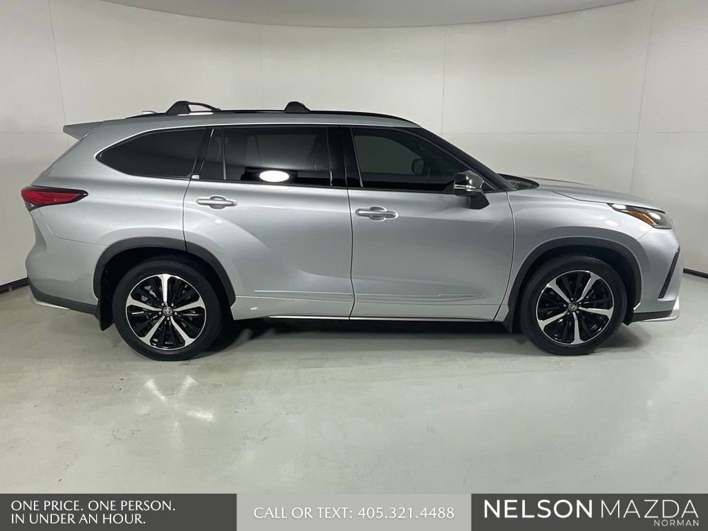 Used 2022 Toyota Highlander XSE FWD image 5