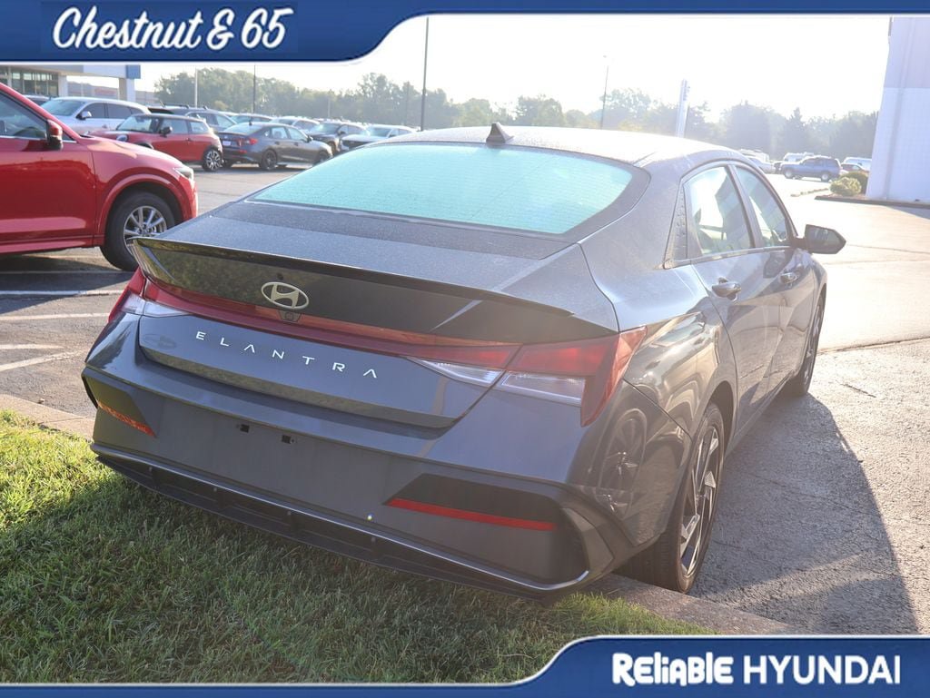 Used 2025 Hyundai Elantra Sport FWD image 21