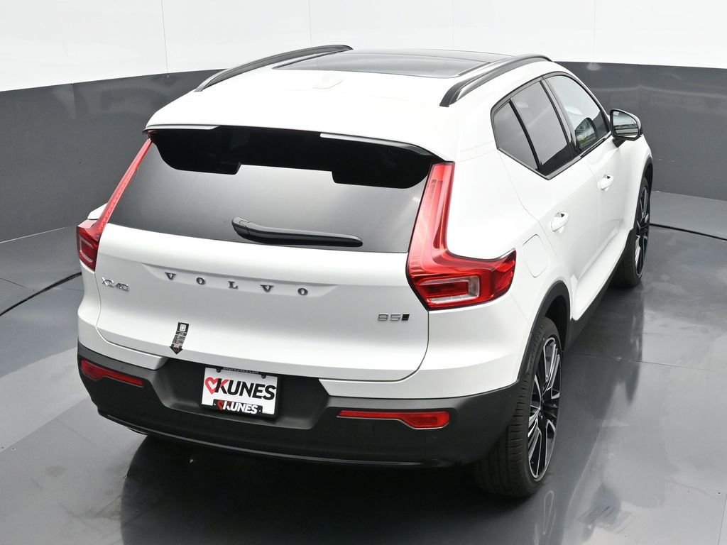 New 2025 Volvo XC40 B5 Plus w/ Climate Package image 31