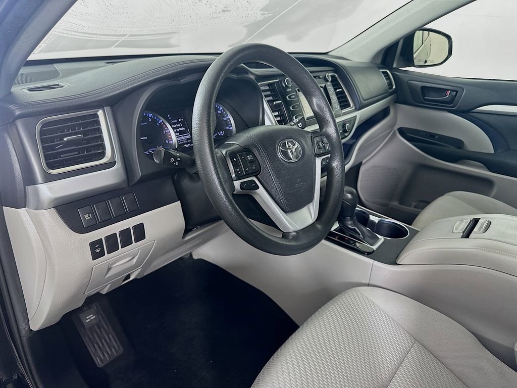 Used 2019 Toyota Highlander LE image 9