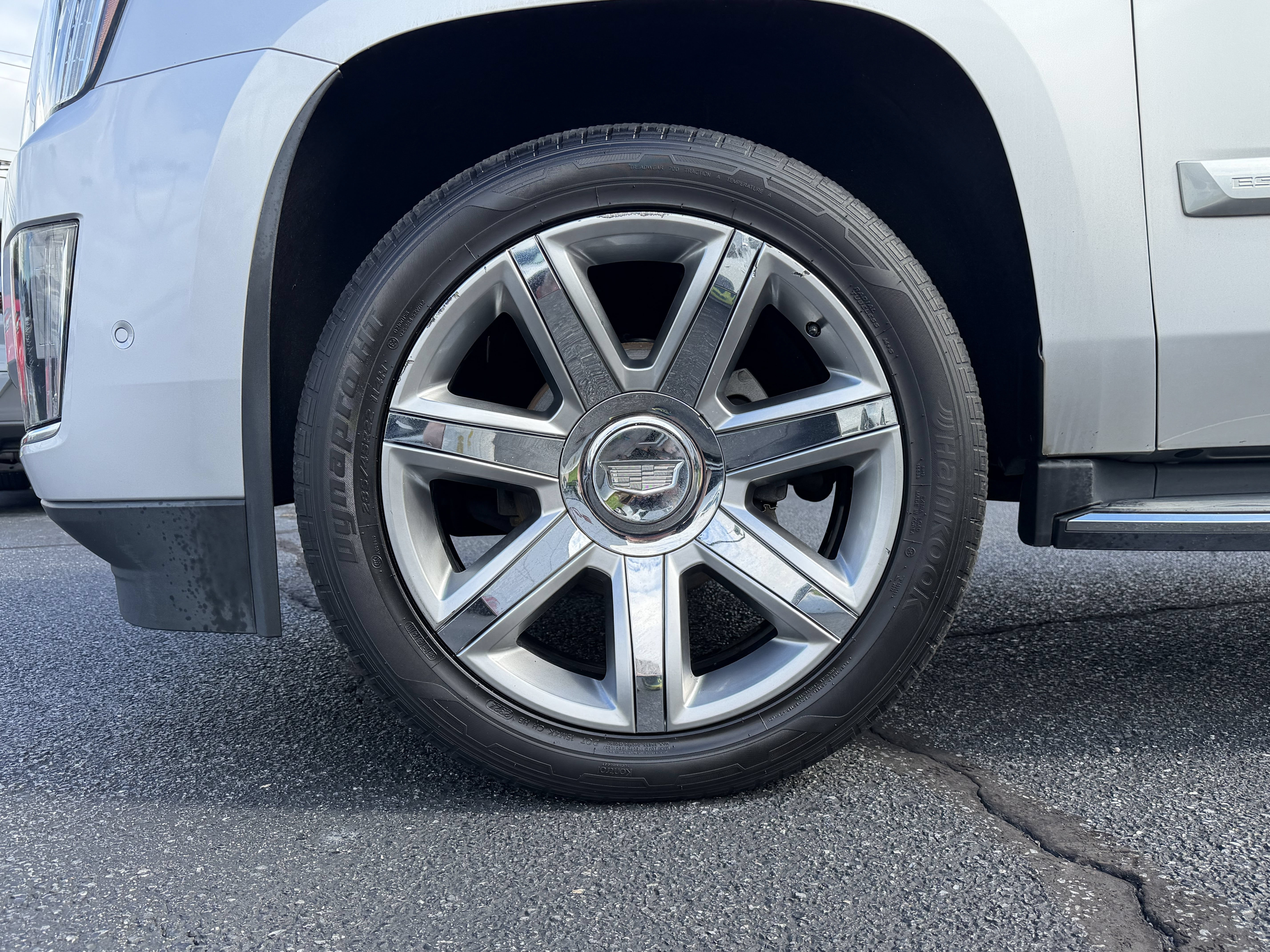 Used 2019 Cadillac Escalade ESV Luxury AWD/4WD image 17