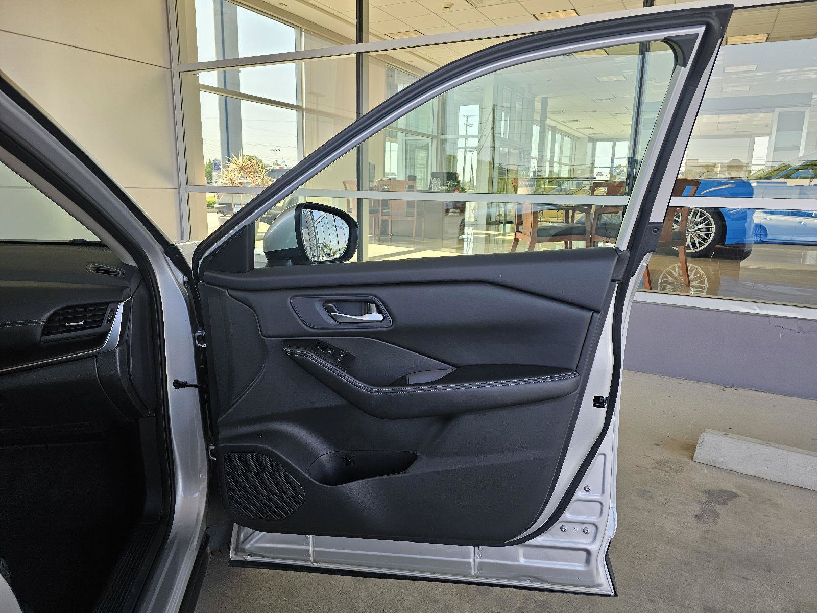 Used 2024 Nissan Rogue SV FWD image 11