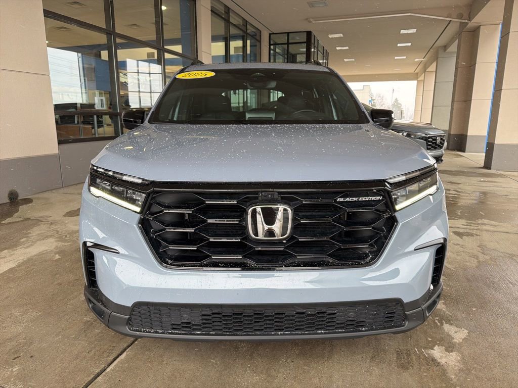 Certified 2025 Honda Pilot Black Edition image 8