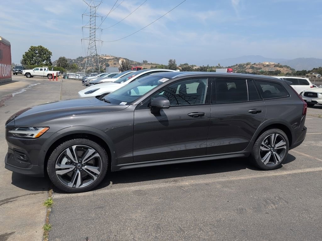 Used 2025 Volvo V60 B5 Cross Country Plus AWD/4WD image 8