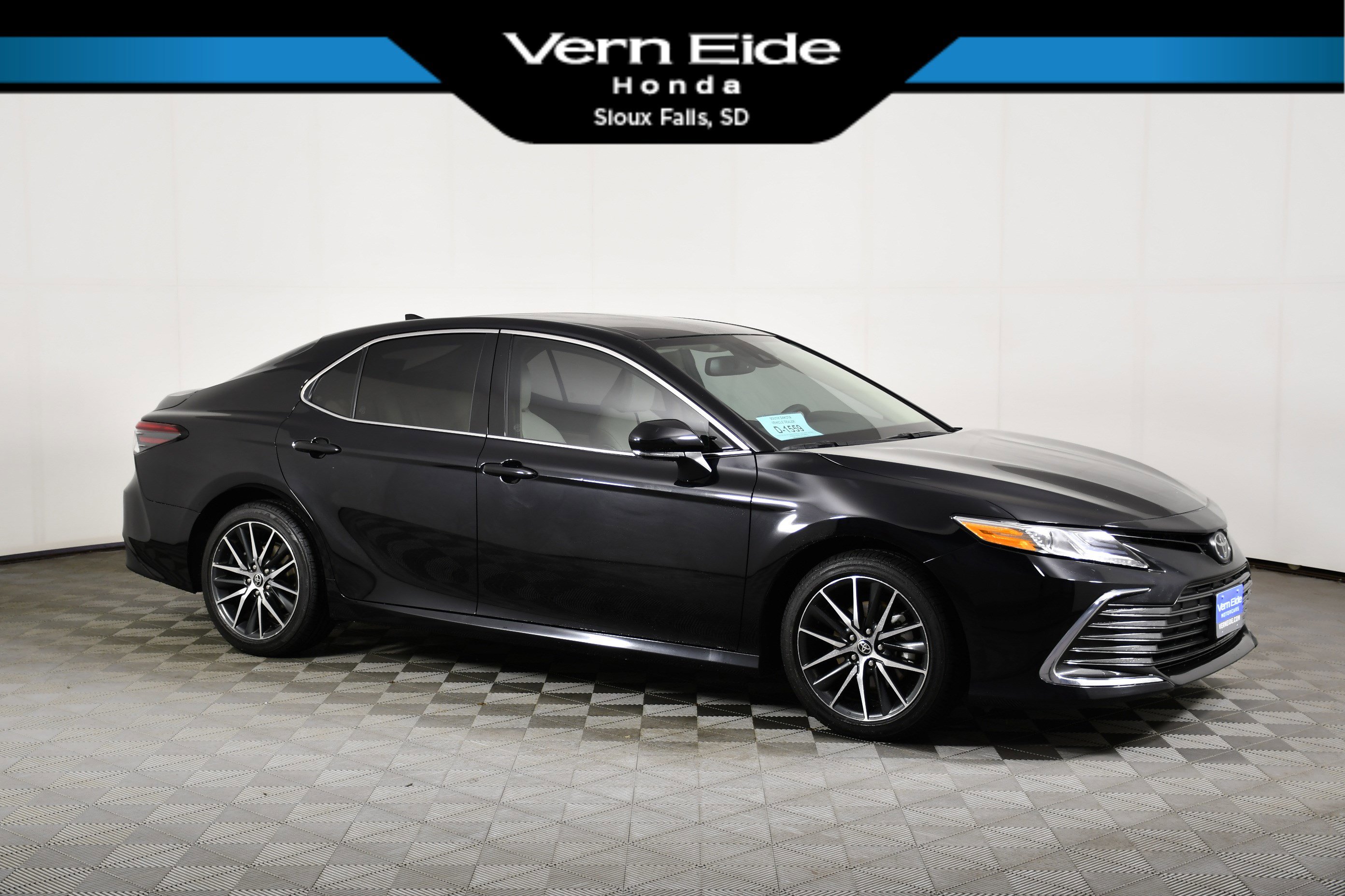 Used 2024 Toyota Camry XLE FWD image 1