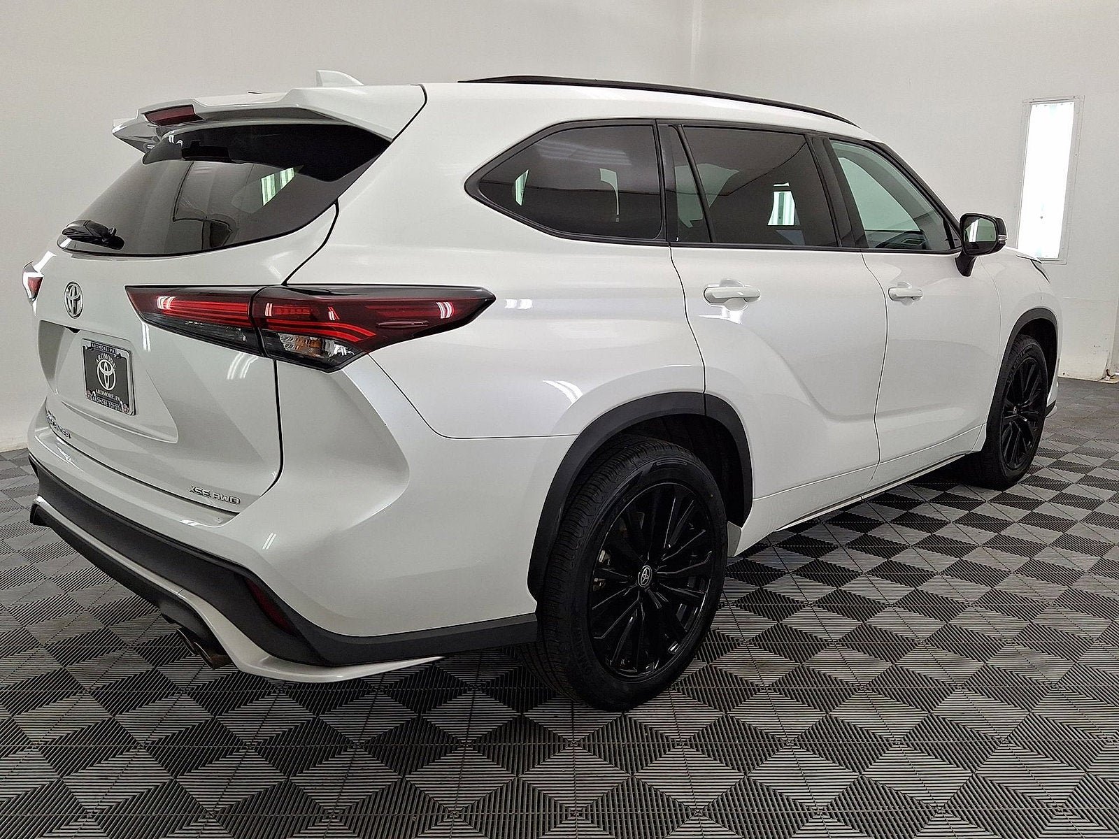 Used 2024 Toyota Highlander XSE AWD/4WD image 17