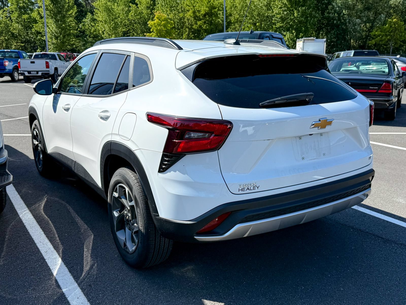 Used 2024 Chevrolet Trax LT w/ Sunroof Package FWD image 4