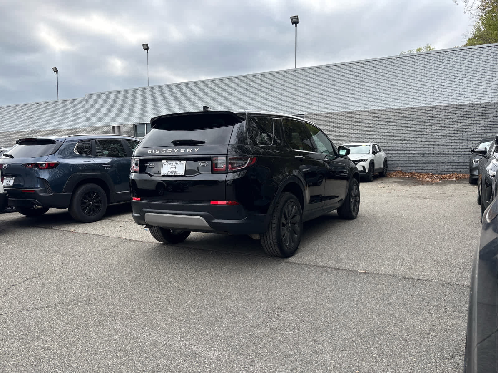 Used 2020 Land Rover Discovery Sport SE image 4