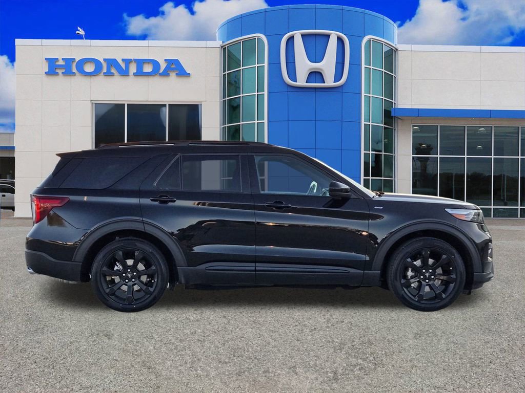 Used 2024 Ford Explorer ST-Line w/ Class IV Trailer Tow Package image 2