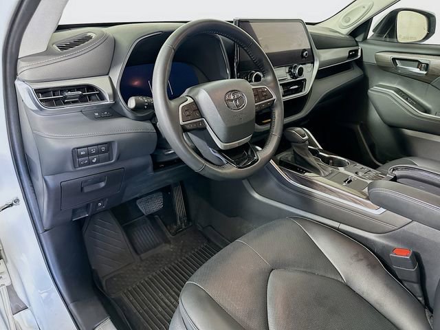 Used 2023 Toyota Highlander Platinum image 10