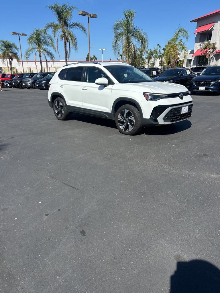 Used 2025 Volkswagen Taos SE AWD/4WD image 5
