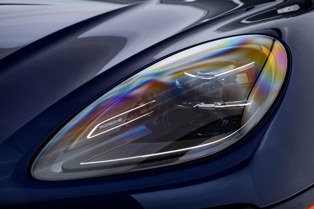 Certified 2025 Porsche Macan image 7
