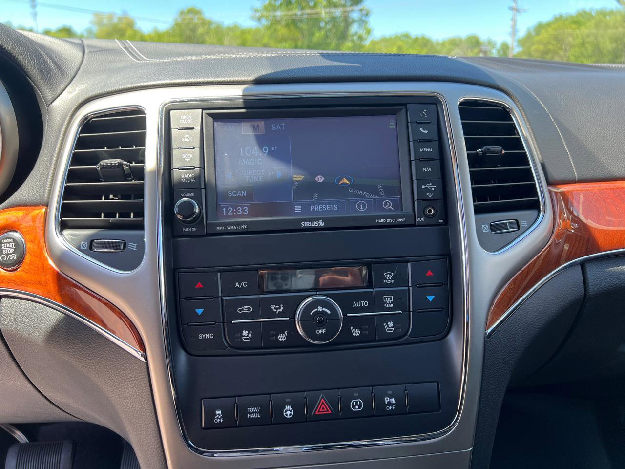 Used 2013 Jeep Grand Cherokee Overland w/ Advance Technology Group AWD/4WD image 23