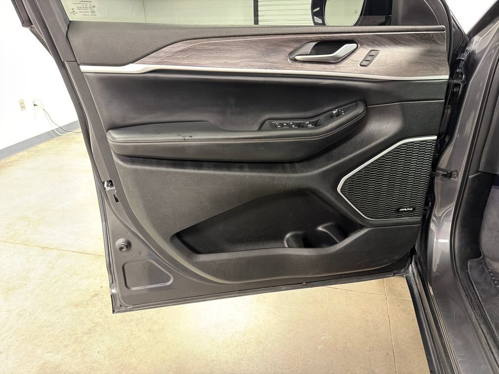 Used 2022 Jeep Grand Cherokee Limited w/ Luxury Tech Group II AWD/4WD image 22