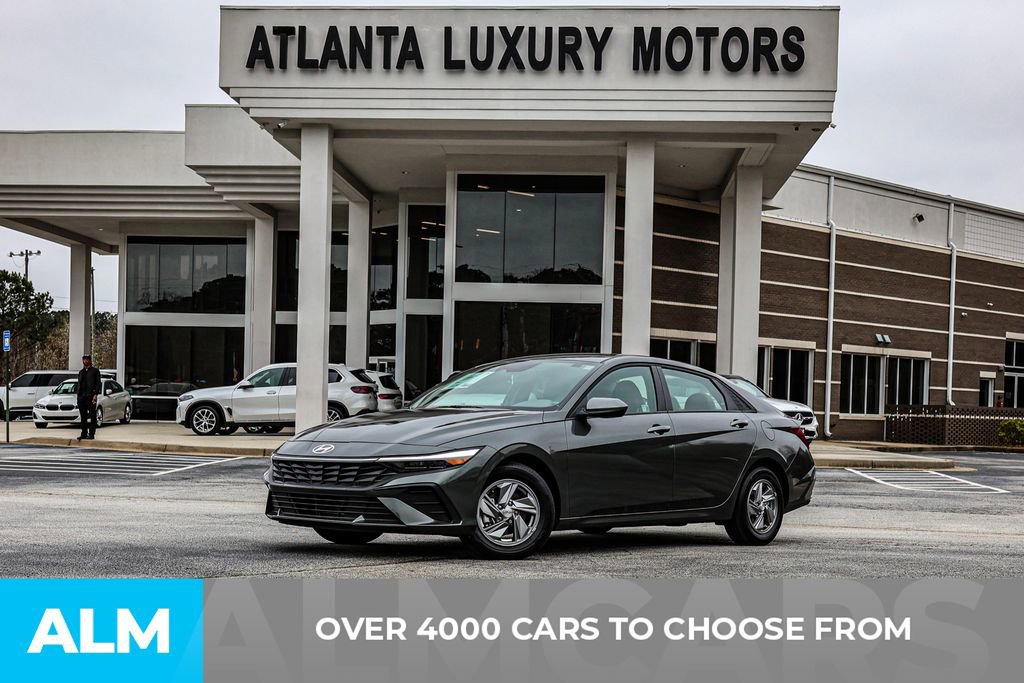 Used 2025 Hyundai Elantra SE FWD image 3