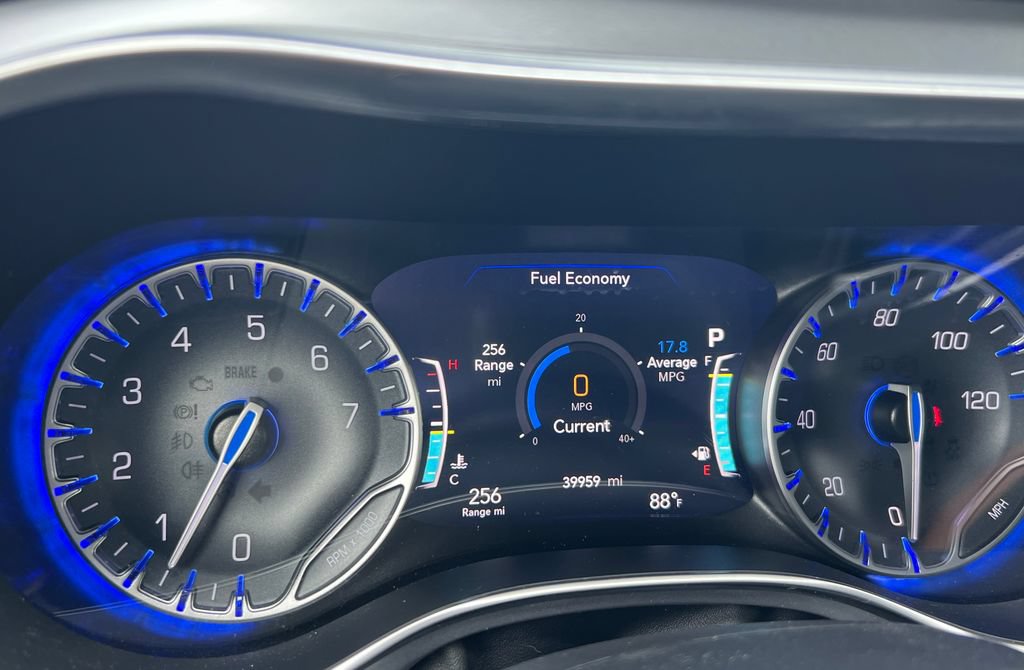 Used 2025 Chrysler Pacifica Limited FWD image 30