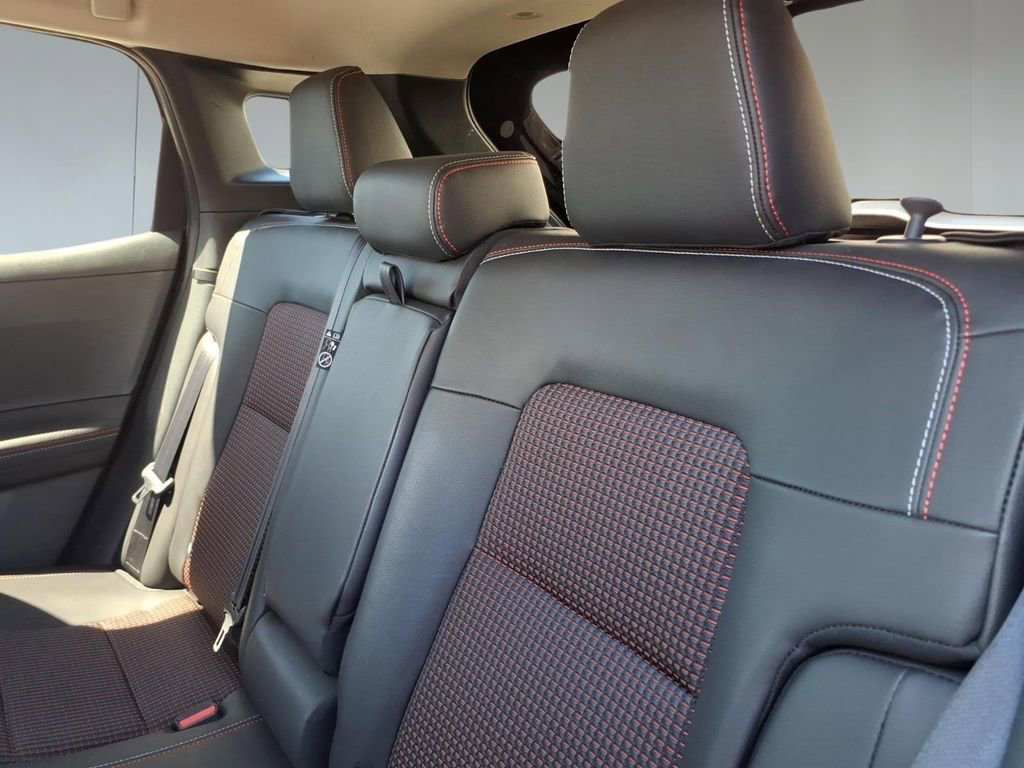 Used 2025 Nissan Kicks SR image 12