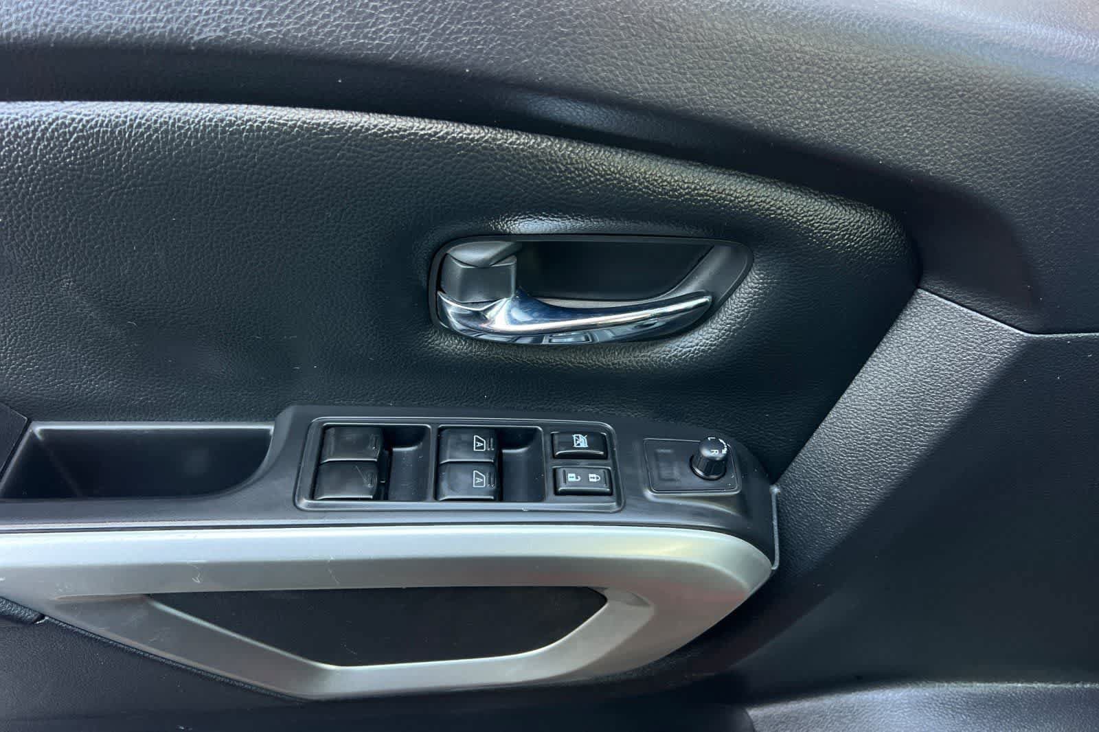 Used 2022 Nissan Titan SV AWD/4WD image 13