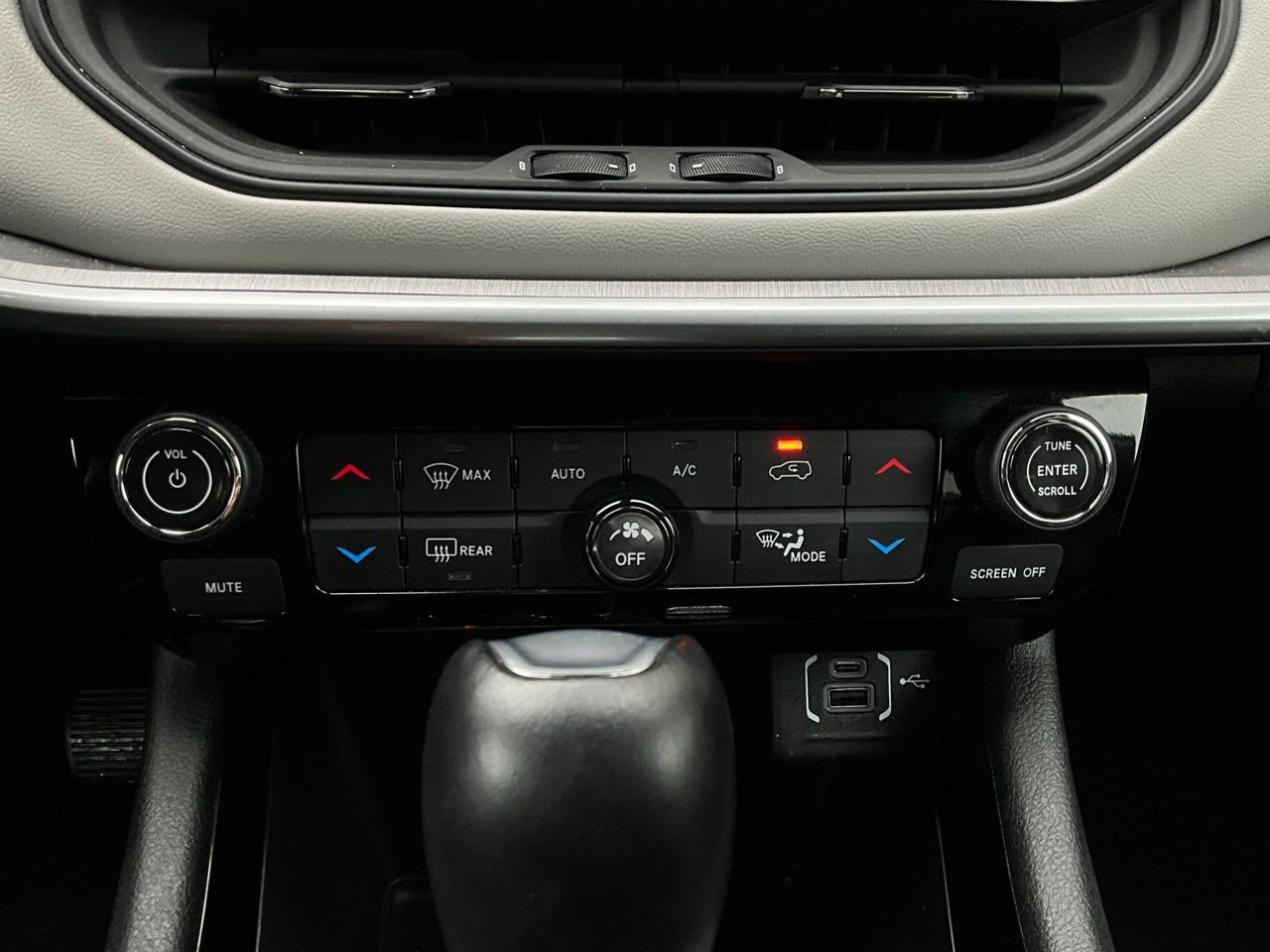 Used 2025 Jeep Compass Limited image 29