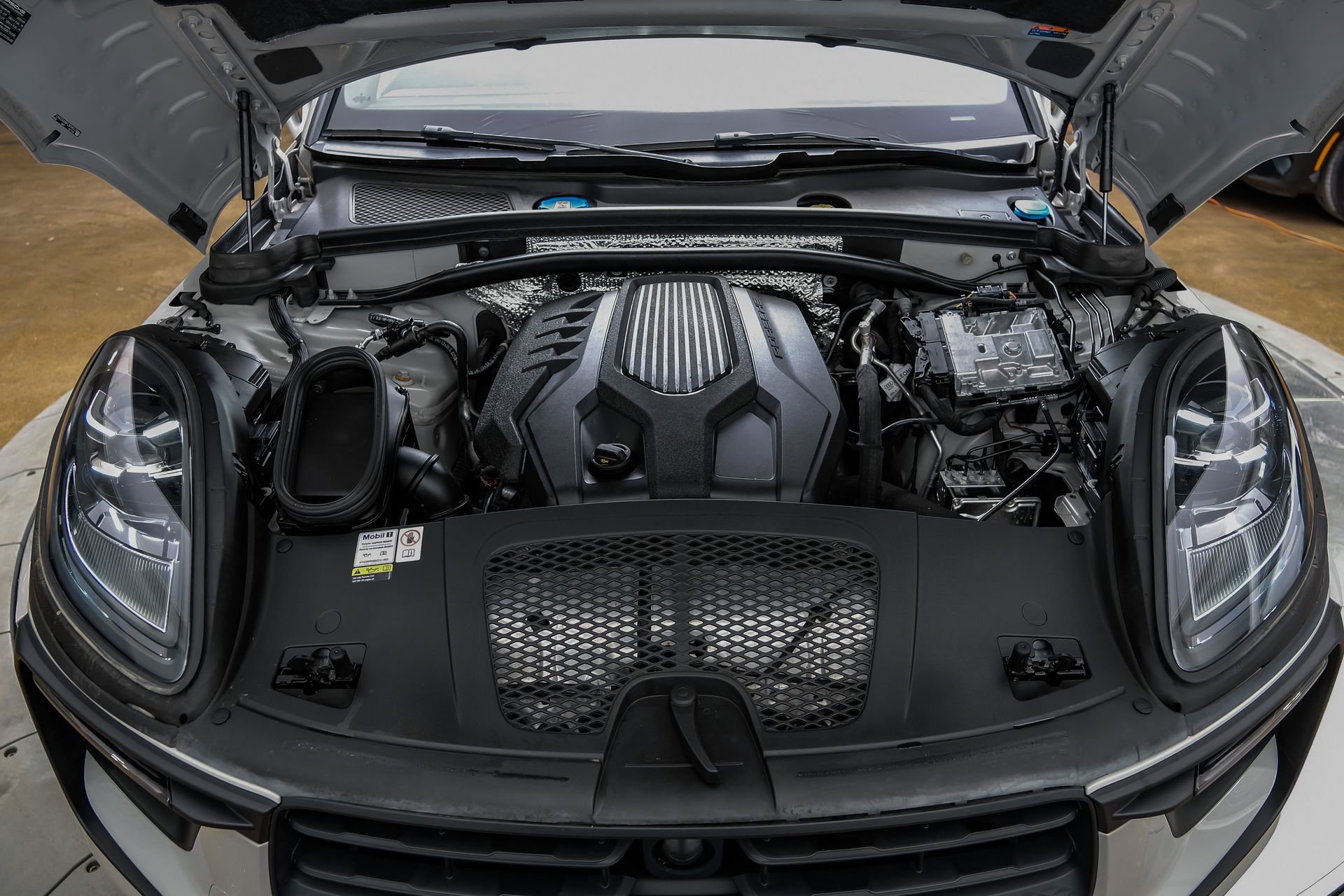 Used 2023 Porsche Macan AWD/4WD image 63