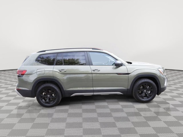 Used 2025 Volkswagen Atlas Peak Edition SE AWD/4WD image 2