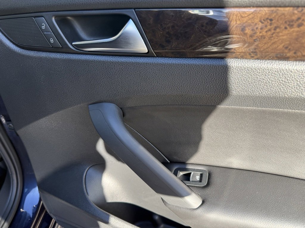 Used 2015 Volkswagen Passat TDI SEL Premium image 40