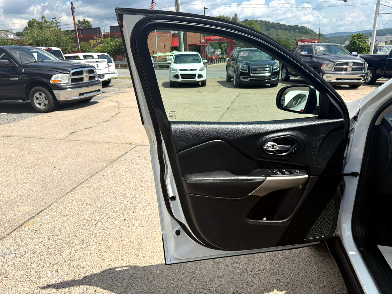 Used 2017 Jeep Cherokee High Altitude w/ Luxury Group image 20