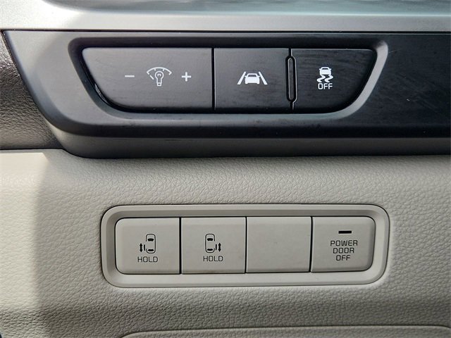 Used 2023 Kia Carnival LX image 17