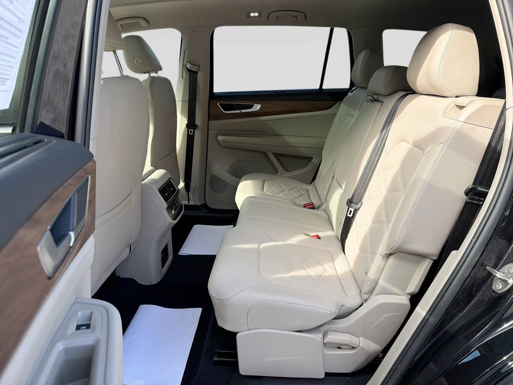 Used 2025 Volkswagen Atlas SE image 31
