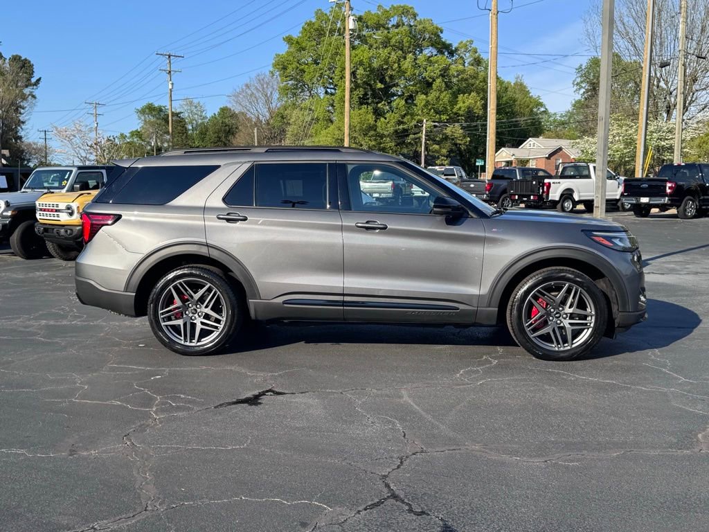 Used 2025 Ford Explorer ST-Line w/ ST-Line Street Pack AWD/4WD image 4
