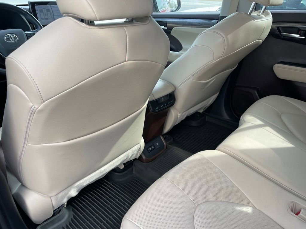 Used 2021 Toyota Highlander Limited AWD/4WD image 8